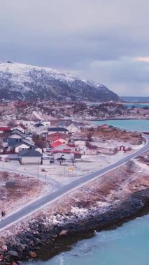 Norveç 'in Sommaroy adasında, kar kaplı dağ zeminli küçük geleneksel köy havası.