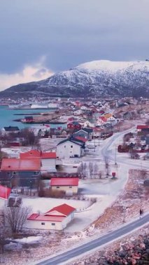 Norveç 'in Sommaroy adasında, kar kaplı dağ zeminli küçük geleneksel köy havası.