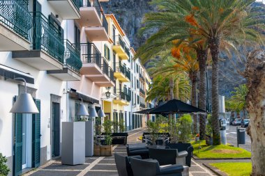 Funchal şehrinin küçük bir turistik köyü olan Ponta do Sol 'un manzarası denize bakan ana caddesi, Madeira Adası, Portekiz