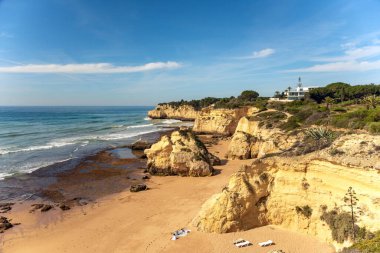 Yedi Asılı Vadi ve Altın Kumlu Plaj 'ın ikonik uçurumlarının çarpıcı görüntüsü. Berrak mavi okyanusa karşı uzanan sakin kıyı şeridi Portekiz 'in doğal güzelliklerini yakalıyor.