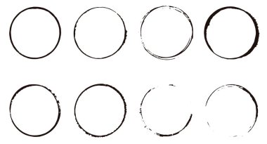 Siyah mürekkep halkaları, siyah boya lekeleri, minimalist siyah grunge tarzı çemberler.