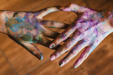Üzerinde boya olan bir insan eli.