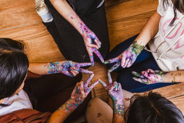 Elleri boyanmış bir grup insan.