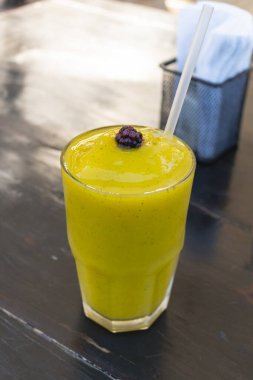 Bir bardak buzlu içecek, üstünde de pipet ve kiraz.