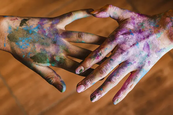 Üzerinde boya olan bir insan eli.