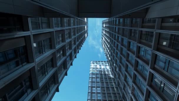 Tampilan Bawah Cuplikan Bangunan Bisnis Depan Langit Biru Dengan Efek — Stok Video