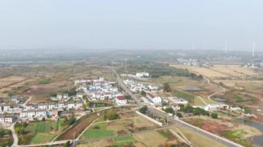 Küçük köylü güzel sonbahar manzarasının hava görüntüleri.