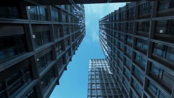 Aufnahmen Von Geschäftsgebäuden Vor Blauem Himmel Mit Technologie Effekt — Stockvideo