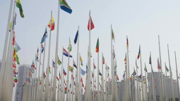 Вид Знизу Кадри Прапорів Світу Махають Фоні Блакитного Неба — стокове відео