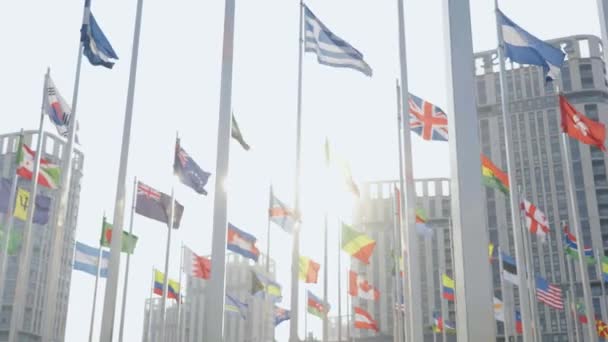 Spodní Pohled Záběry Vlajek Světa Mávání Modrém Pozadí Oblohy — Stock video