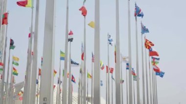 Mavi arka planda dalgalanan dünya bayraklarının görüntüleri