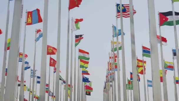 Вид Знизу Кадри Прапорів Світу Махають Фоні Блакитного Неба — стокове відео