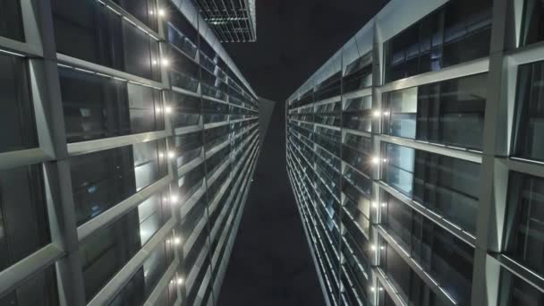 Κάτω Άποψη Πλάνα Από Επιχειρηματικά Κτίρια Μπροστά Από Νυχτερινό Ουρανό — Αρχείο Βίντεο