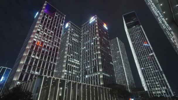 具有技术效果的夜空前商业大楼的底部视图 — 图库视频影像