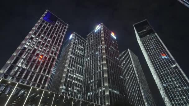 Widok Dołu Materiał Filmowy Budynków Biznesowych Przed Nocnym Niebem Efektem — Wideo stockowe