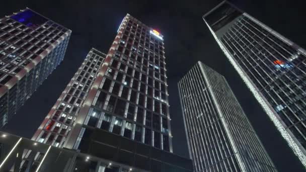 Imagens Visão Inferior Edifícios Negócios Frente Céu Noturno Com Efeito — Vídeo de Stock