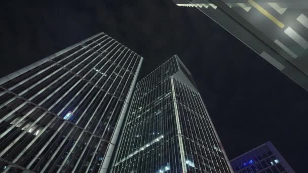 Widok Dołu Materiał Filmowy Budynków Biznesowych Przed Nocnym Niebem Efektem — Wideo stockowe