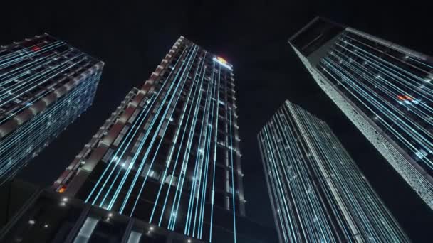 Imágenes Vista Inferior Edificios Comerciales Frente Cielo Nocturno Con Efecto — Vídeo de stock
