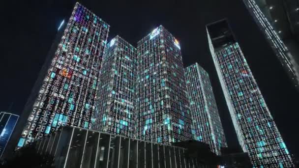 Aufnahmen Von Geschäftsgebäuden Vor Dem Nachthimmel Mit Technologie Effekt — Stockvideo