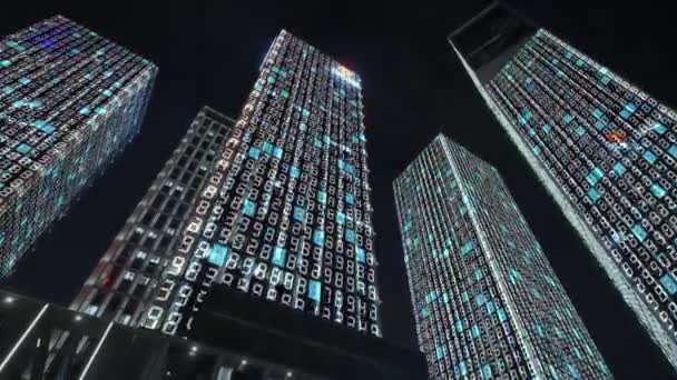 Bottenvy Bilder Affärsbyggnader Framför Natthimlen Med Teknisk Effekt — Stockvideo