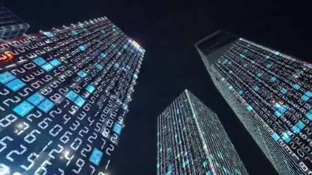 夜空の下のビジネスビルの映像をテクノロジー効果で — ストック動画