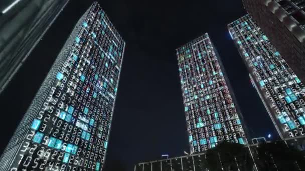 具有技术效果的夜空前商业大楼的底部视图 — 图库视频影像