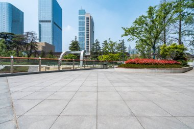 Yaz parkı ve gökdelenleri olan modern şehir meydanı.