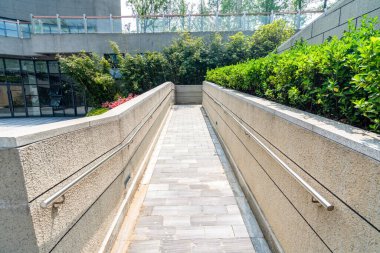 Etrafı yeşilliklerle çevrili bir yaya geçidi..