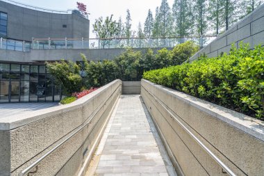 Etrafı yeşilliklerle çevrili bir yaya geçidi..