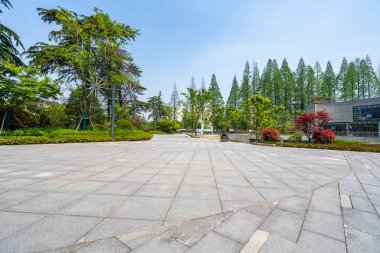 Kıvrımlı ön cepheli çağdaş bir bina, birçok katmanda büyük cam pencereler var. kamusal alan 