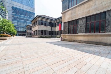 Modern kampüs binalarında çok katlı büyük cam pencereler var.