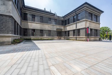 Modern kampüs binalarında çok katlı büyük cam pencereler var.