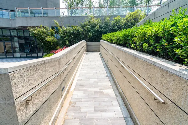 Etrafı yeşilliklerle çevrili bir yaya geçidi..