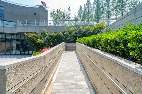 Etrafı yeşilliklerle çevrili bir yaya geçidi..