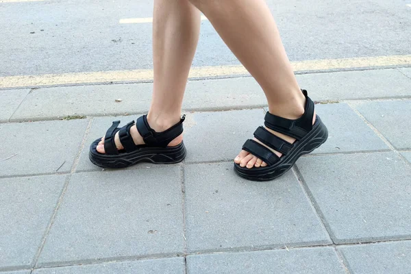 Lopen Vrouwelijke Benen Zwarte Sandalen Stoep Close — Stockfoto
