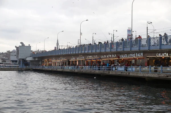 İstanbul, Türkiye - 25 Kasım 2022: Boğazdaki köprünün altındaki kafeler ve dükkanlar