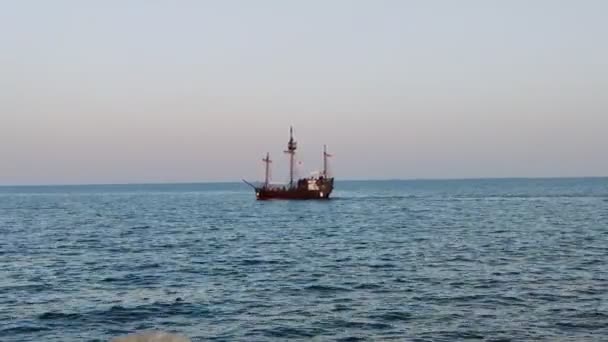 Τουριστικό Πλοίο Αναψυχής Πειρατική Σημαία Πλέει Στη Θάλασσα — Αρχείο Βίντεο