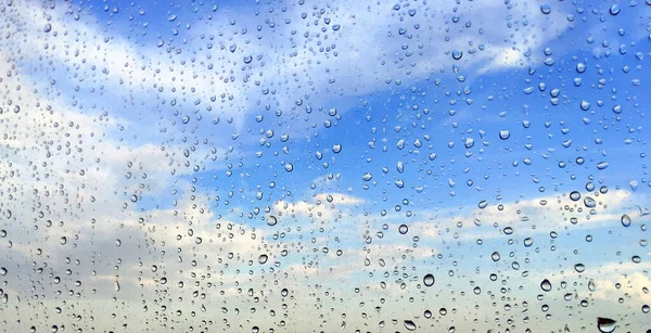 Céu Nublado Atrás Vidro Molhado Chuva Para Fundo Azul — Fotografia de Stock