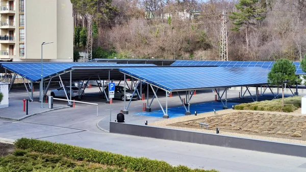 Parcheggio Auto Alimentato Pannelli Solari Energia Rinnovabile Verde Foto Stock
