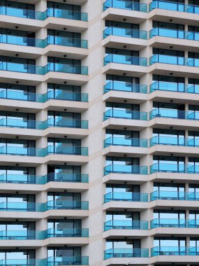 Mimari bir şehir için cam balkonları olan yüksek katlı bir binanın modern yüzü.