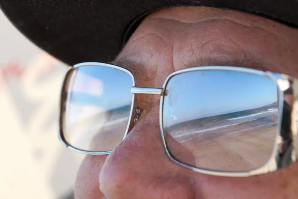 Praia Mar Refletem Nos Óculos Sol Homem Close — Fotografia de Stock