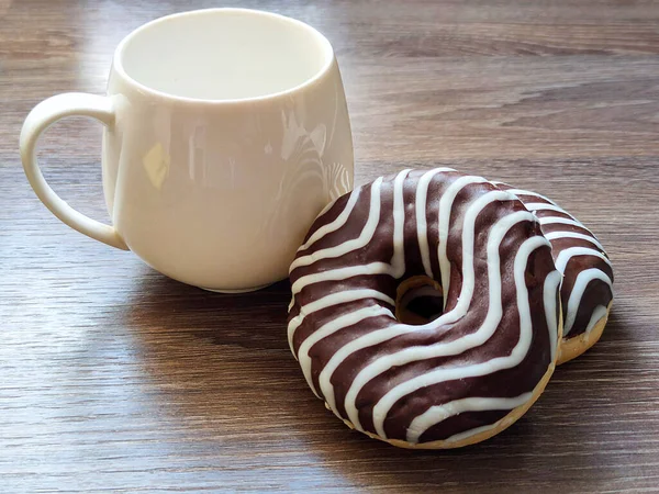 Два Шоколадных Пончика Белая Чашка Деревянном Столе — стоковое фото