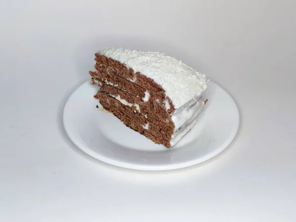 Ein Stück Schokoladenkuchen Mit Sahne Auf Einem Weißen Teller Großaufnahme — Stockfoto