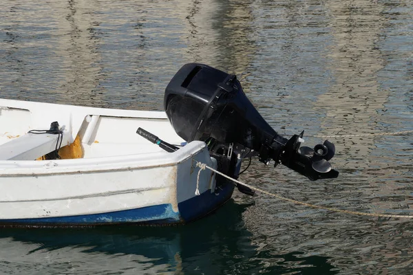 Poppa Una Piccola Barca Con Motore Acqua Primo Piano — Foto Stock