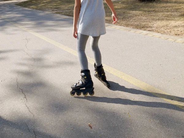 Κορίτσι Rollerblading Στο Πάρκο Μια Ηλιόλουστη Μέρα Πίσω Όψη — Φωτογραφία Αρχείου