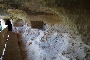 Bulgaristan 'ın kayalık antik Aladzhi manastırındaki taş keşişler hücresi.