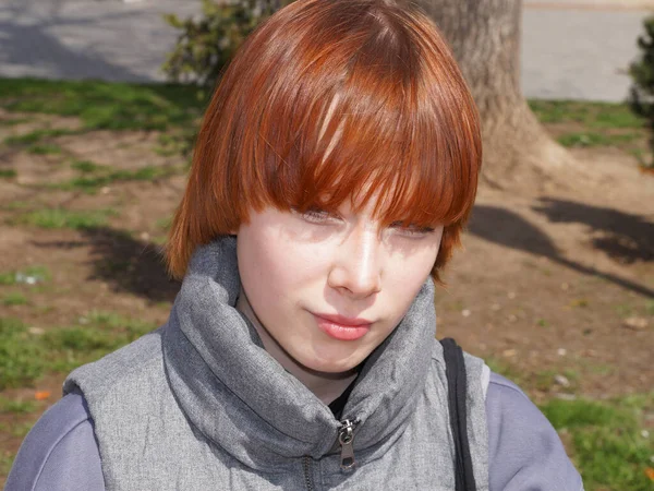 太陽の下で笑顔の赤い髪の10代の少女の肖像画 — ストック写真