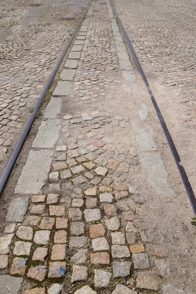 铺路石中的旧铁轨 用于垂直复古背景 — 图库照片