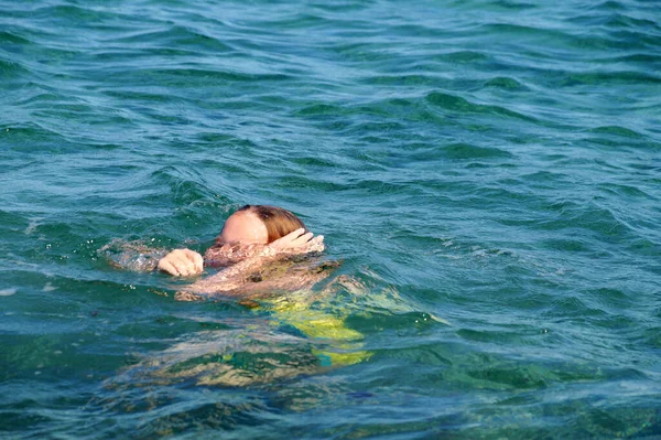 海の中で溺れている窒息する少女は ストックフォト