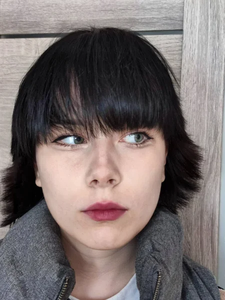 Retrato Uma Adolescente Com Cabelo Preto Curto Olhando Para Longe — Fotografia de Stock